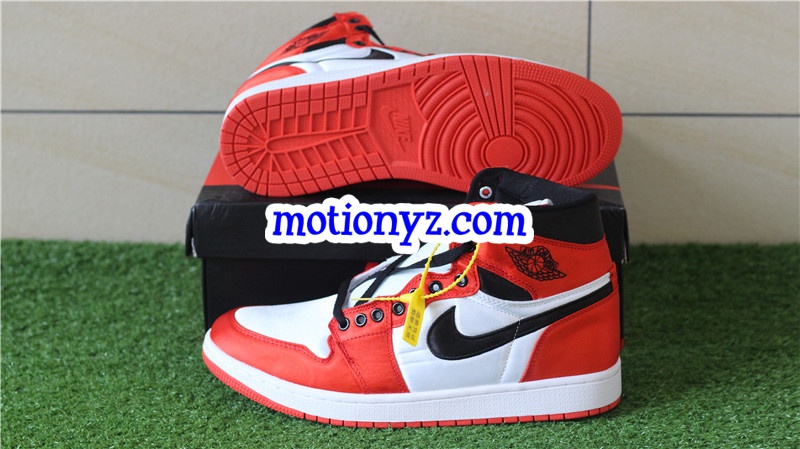 Air Jordan 1 Retro High OG Black Toe Satin